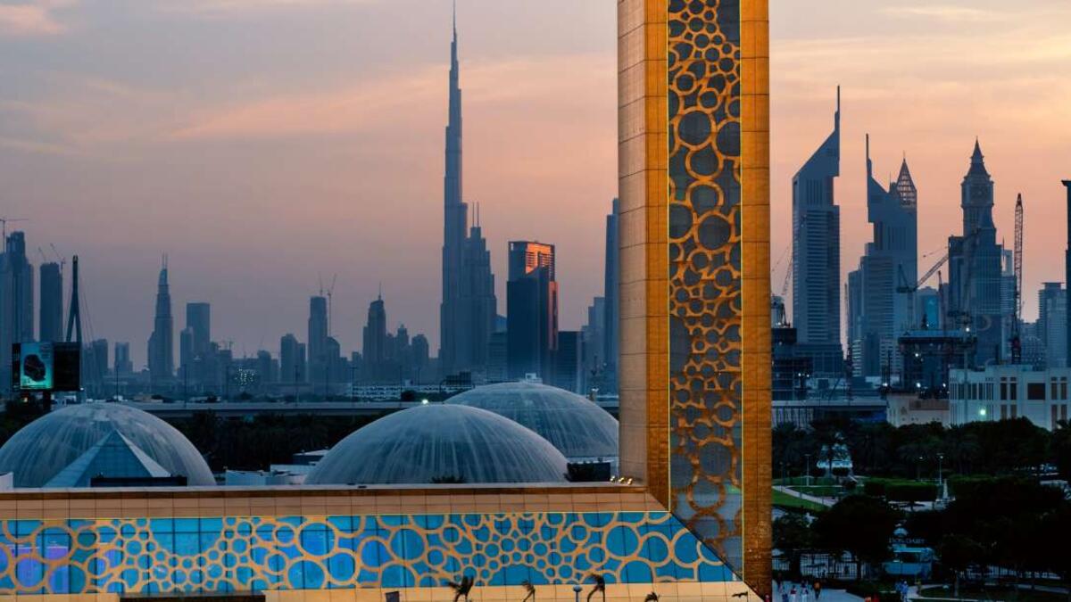 التعرف على أبرز معالم دبي ووجهاتها السياحية.