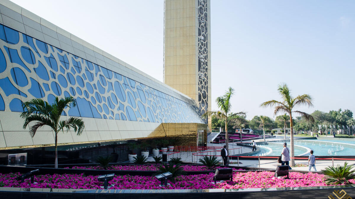 قضاء أجمل الأوقات أمام اللوحة المائية المضيئة والراقصة على الأنغام الموسيقية لنافورة البرواز.