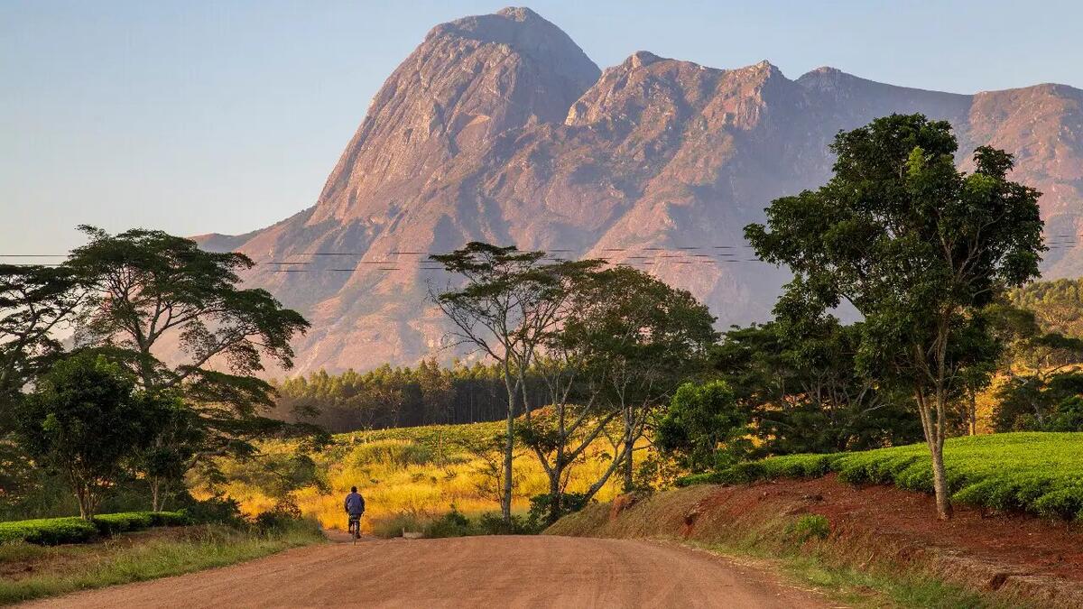 المركز التاسع: مالاوي، هي دولة غير ساحلية تقع في جنوب شرق إفريقيا، وتشتهر ببحيرة المياه العذبة غير العادية، ومنتزه بحيرة ملاوي الوطني - الذي يحمي الحياة البرية المتنوعة.