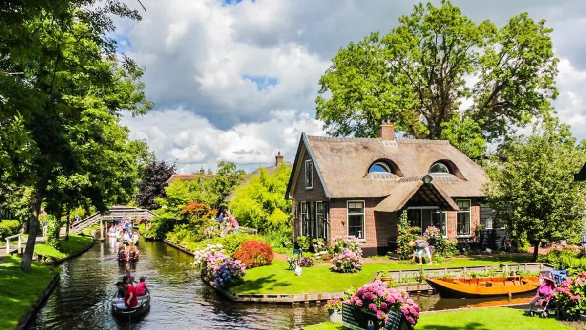 جيثورن (هولندا): يُطلق عليها أحيانًا اسم "فينيسيا الشمال"، وهي مدينة هولندية يسافر فيها السكان باستخدام شبكة واسعة من القنوات ومسارات الدراجات.