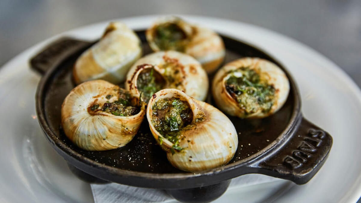 المطاعم الفرنسية: يقدم مطعم “لا بيتيت ميزون -  LPM” قائمة مليئة بالأطباق الكلاسيكية، ولا يوجد طبق أقل من المستوى الممتاز. لا تفوّت فرصة تناول شرحات لحم الضأن الوردية تمامًا، وبطاطس دوفينواز الغنية، والجمبري اللذيذ في زيت الزيتون.