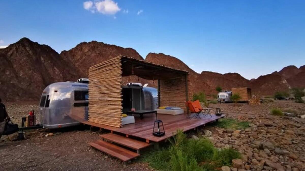 منتجع سدر تريلرز – حتّا: عندما تسمع "تخييم على مقطورة" لن تتخيل كل هذا الفخامة التي تراها في الصورة، فعلى مشارف دبي هناك منتجع حتا التي تقدم تجربة تخييم على مقطورة بطريقة فاخرة على إطلالة جبلية مرفقة ببحيرة لخوض تجربة التجديف.