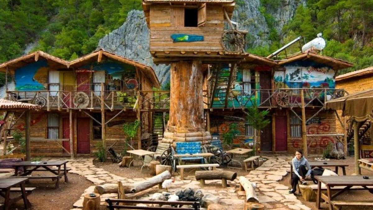 أوليمبوس: هي وجهة غامضة مجهزة بالأكواخ الخشبية تقع جنوب غرب مدينة أنطاليا التركية، ذات إطلالة ساحرة في إقليم  البحر الأبيض المتوسط.