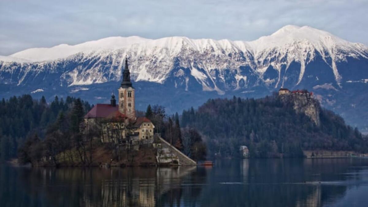 بحيرة بليد، سلوفينيا: يمكن العثور على هذا المسطح المائي الخلاب في جبال جوليان الألب في شمال غرب سلوفينيا.
