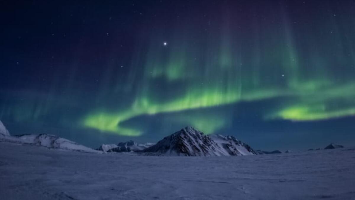 سفالبارد، النرويج: إنها إحدى المناطق المأهولة في أقصى شمال العالم، مما يجعلها موقعًا متميزًا لمشاهدة الشفق القطبي وفي الفترة ما بين منتصف نوفمبر ونهاية يناير لا تشرق الشمس أبدًا خلال هذا الوقت من العام.