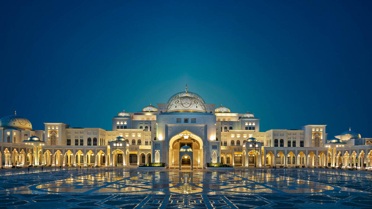 قصر الوطن الذي أحد أهم المعالم الثقافية في أبو ظبي، حيث يمنح الزائرين نظرة متعمقة في تاريخ الإمارات وتقاليدها ورحلتها، ويمكن الاستمتاع بأداء حي لفرقة شرطة أبوظبي، كل يوم أحد وخميس في الساعة 12:30 مساءً لمدة 30 دقيقة، 60 درهمًا للبالغين و 30 درهمًا للأطفال.