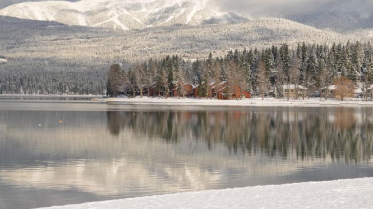 وايتفيش، مونتانا، أمريكا: تعد مدينة جذابة للتزلج عندما تريد حقًا الابتعاد عن كل شيء، مع المتاجر الصاخبة ومنتجع التزلج الواقع على الجبل الكبير، هناك الكثير لتفعله وتشاهده