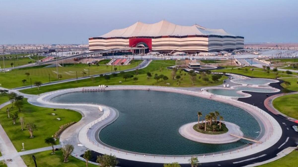 الهيكل الخارجي: جاء تصميم الهيكل الخارجي على شكل الخيمة ويحتضن بكل روعة واحدًا من استادات كرة القدم فائقة الحداثة.