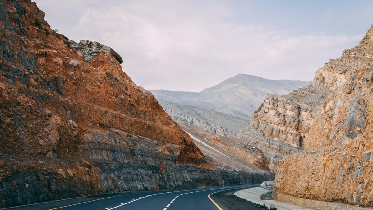 مقابر خلية النحل - جبل حفيت- العين: منذ 5000 عام، نجت المئات من مقابر خلايا النحل القبلية عند سفح جبل حفيت من هجوم الإنسان والطبيعة، وأعلن كموقع لليونسكو في عام 2011، كل قبر مصنوع من الحجارة الطبيعية والحواف المكدسة، وتحتوي هذه المستوطنة التاريخية على العديد من المناطق الفريدة لتصويرها.