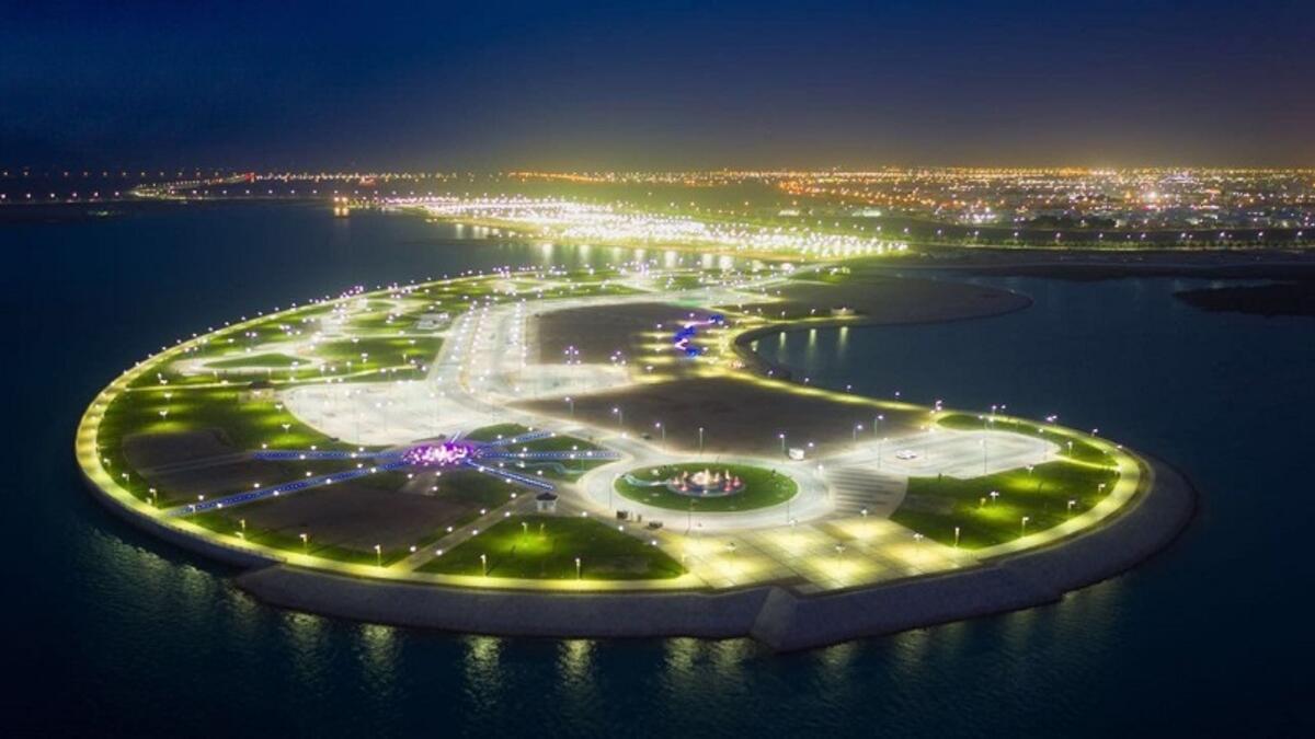 ينبع: حيث المنتجعات السياحية والمتاحف البحرية ومراسي السفن واليخوت، التي يمكن استئجارها والإبحار بها بقلب المياه الصافية، وأكبر نوادي الفروسية، والعديد من الحدائق المزهرة الخلابة.