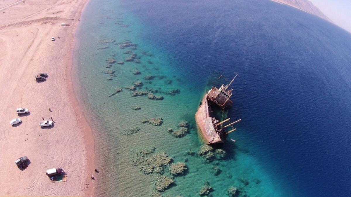 حقل: تحظى هذه المدينة حقل بموقع استراتيجي فريد في أقصى شمال السعودية، بإطلالة بانورامية  على خليج البحر الأحمر، وتمتاز بشواطئها الرملية البيضاء، فيما تحاذيها الصحاري المرسومة كلوحة فنية، وتعانقها الجبال الشاهقة المغطاة بالثلوج.