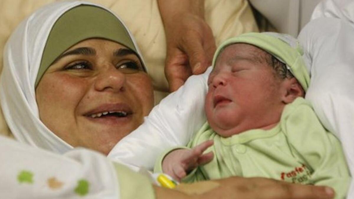 13/8/2012 ولد أول طفل بالنطف المهربة مهند عمار الزبن لوالده المحكوم بأكثر من 27 مؤبدًا ومنذ ذلك الحين حين نهاية 2021 أنجب الأسرى 100 طفل آخرين بوسيلة تحدٍ وبعاء كان الأسير عباس السيد أول من افترحها.