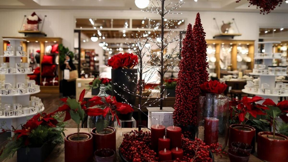 متاجر في العاصمة الرياض عرضت أشجار التنوب الاصطناعية، حيث يمكن للمتسوقين العثور عليها جنبًا إلى جنب مع قبعات بابا نويل وأطواق رأس حيوان الرنة.