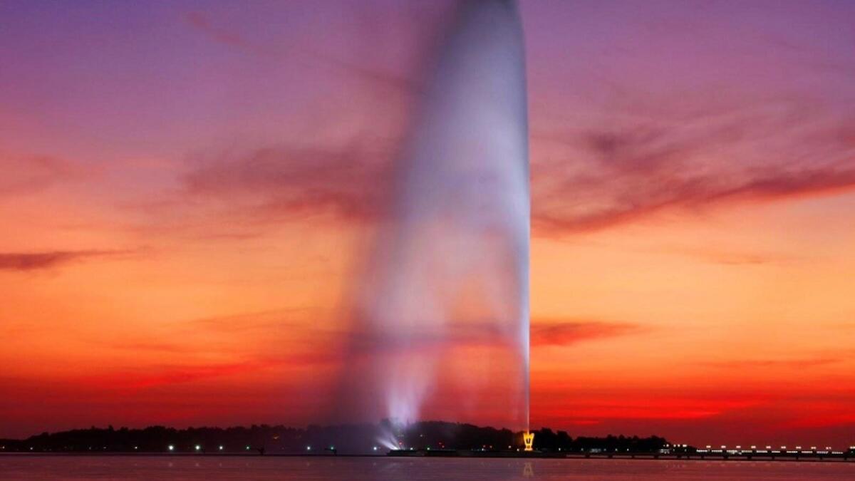 جدة التاريخية: التي يعود تاريخها لعصور ما قبل الإسلام، والتي تم اعتمادها من ضمن مواقع التراث العالمي، ولا يفوت الزائر الاستمتاع بجمال نافورة الملك فهد أطول وأضخم نافورة في العالم، وكذلك الواجهة البحرية، قصر خزام التاريخي، المسجد العائم، باب مكة التاريخي، بالإضافة إلى المتاحف المائية، عشرات المولات والملاهي وأماكن الترفيه والغوص.