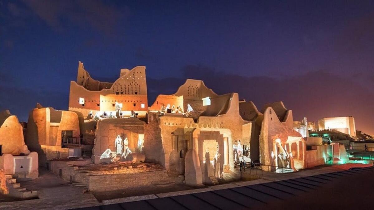 الدرعية: تُمثل مدينة الدرعية رمزًا وطنيًا هامًا في تاريخ السعودية، لذلك تشهد السياحة فيها إقبالًا كبيرًا، خاصة من مُحبي إستكشاف الأماكن التاريخية والأثرية.