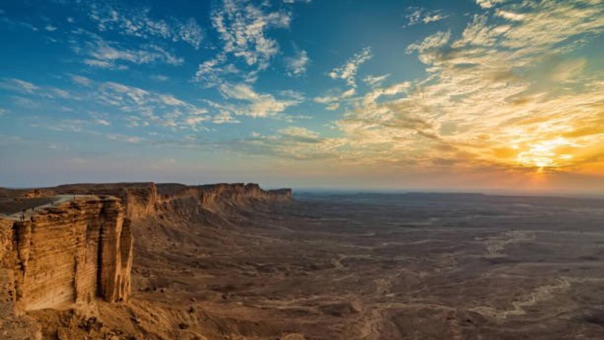 رحلة حافة العالم: واحدة من أخطر حواف الجبال بالعالم، وهي نهاية سلسلة "جبال طويق"، بالقرب من العيينة، الواقعة وتبعد عن الرياض مسافة 35 كيلومترًا.