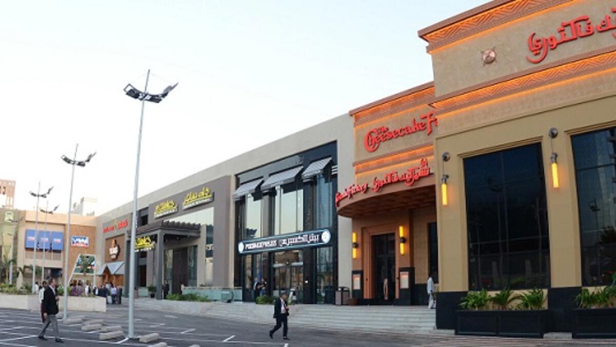 مطاعم جدة: تتمتع جدة بأحد أكثر المطاعم تنوعًا في السعودية بفضل تنوع سكانها، بينما تشكل المأكولات البحرية جزءًا مهمًا من المطبخ المحلي في جدة، ويعد شارع التحلية موطنًا للعديد من خيارات تناول الطعام العالمية المتوسطة إلى الراقية، بما في ذلك المأكولات الإيطالية في Piatto  والحلويات الفرنسية في Paul، والمأكولات الأرمينية في Lusin، والمأكولات الآسيوية في Wagamama.