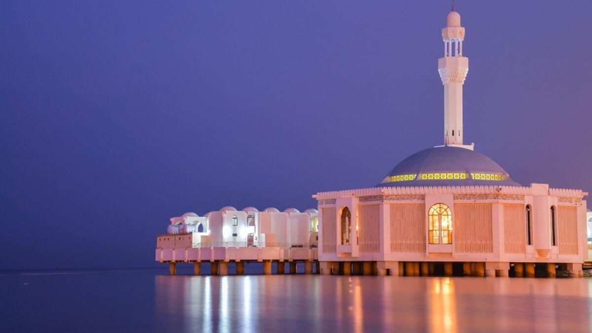 مساجد جدة: كما هو الحال في بقية المدن السعودية، لا يمكنك المشي أكثر من بضعة شوارع في جدة دون أن تتعثر في مسجد يستحق الزيارة مثل: مسجد الرحمة الموجود على كورنيش جدة.