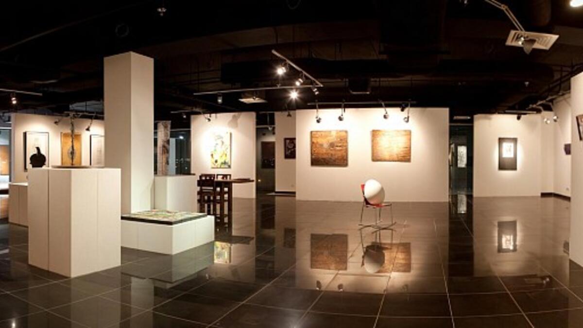 متاحف جدة: يعد معرض "أثر" من أشهر اماكن السياحة في جدة وهو من المساحات الفنية الرائدة في المدينة، حيث تقام فيه بانتظام معارض للفنانين والمصورين المحليين والإقليميين والدوليين. كما ينصح بزيارة دارة صفية بن زقر المتخصصة بعرض أعمال الفنانة السعودية التي لعبت دورًا محوريًا في تنمية المشهد الفني في المدينة.