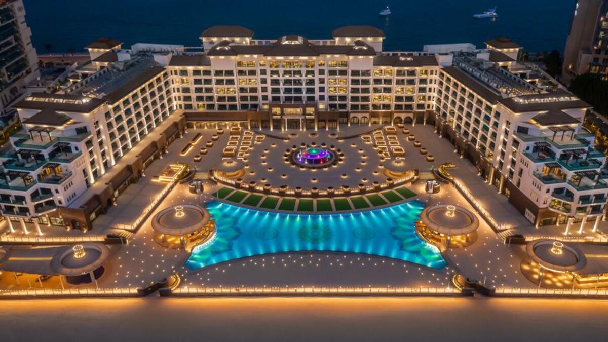 منتجع  تاج إكزوتيكا – دبي: الزمان: في مارس القادم سيتم افتتاح أول فندق تاج على الهلال الشرقي لنخلة جميرا، وسيضم 558 غرفة و 67 جناحًا وسبا جيفا الفاخر. سيتمكن الضيوف الجائعون من الدخول في ثمانية مطاعم بما في ذلك مطعم إيطالي وجاستروبوب وهندي.