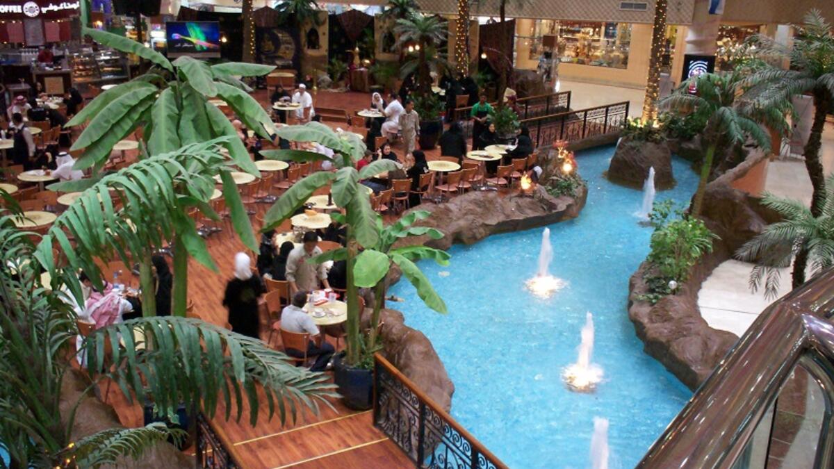 مراكز تجارية: تضم جدة أكثر من عشرين مركزًا تجاريًا، والتي تعد بمثابة مراكز اجتماعية رئيسية، ومن أشهرها مول العرب وريد سي مول والأندلس والبوليفارد، توقع العثور على مجموعة واسعة من العلامات التجارية العالمية مثل Gucci و Coach و Burberry.