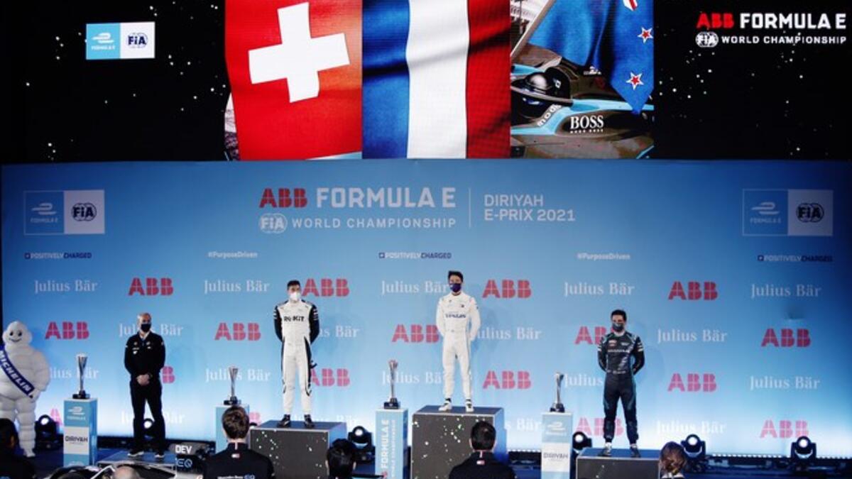 الفرق المشاركة في سباق فورمولا اي الدرعية: يشهد السباق 2024 مشاركة أحد عشر فريقًا، ومنهم: فرق جاغوار تي سي إس ريسينغ، تاغ هوير بورشه، مرسيدس إي كيو، دي إس تيكيتاه.