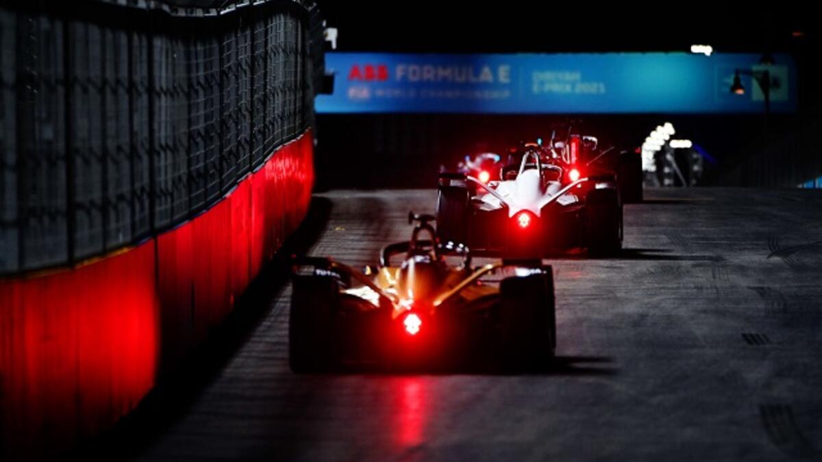 تتميّز السيارات المشاركة في السباق بأنّها من النوع الموفّر للطاقة، حيث تستخدم السيارات مصابيح LED التي تعمل بنصف طاقة المصابيح العادية، وبذلك ستتميّز السهرات بأضواء المصابيح والألوان الجميلة المنبعثة من السيارات.