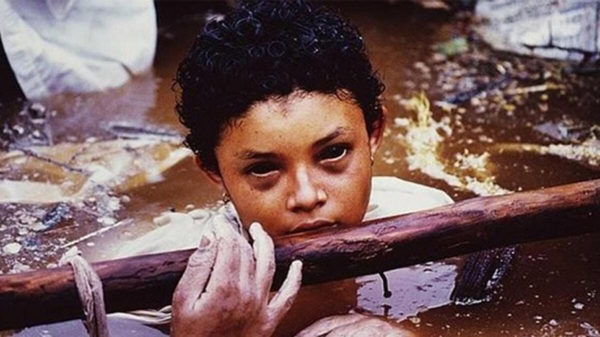 الطفلة الكولمبية "أوميرا سانشيز" ذات الـ13 عامًا وهي عالقة بعد نشوب رجليها تحت أنقاض مبنى منهار جراء بركان نيفادو ديل رويز، ظلت تنظر للناس من حولها وقد غمرتها الأنقاض والماء والطين.