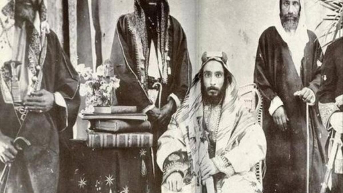 رمز الرجل: يرمز إلى البطولات التي قام بها السعوديين.