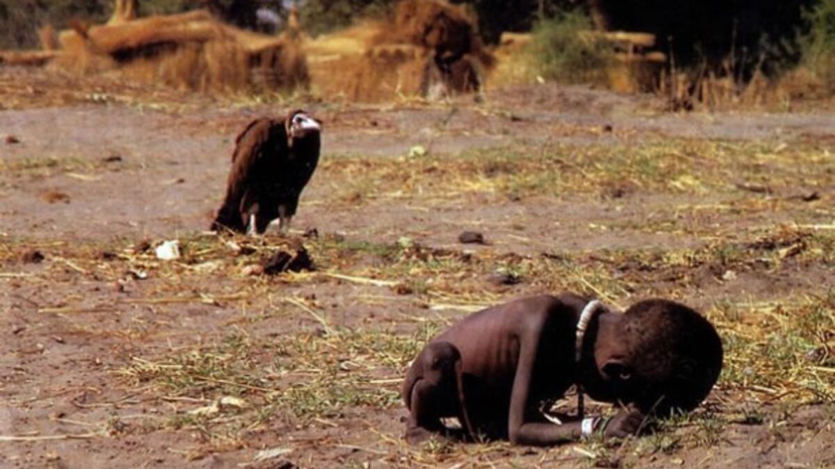 الطفلة الجائعة والنسر: صورة ايقونية التقطها المصور كيفين كارتر عام 1993 خلال المجاعة في السودان في قرية "أيود" حيث سمع صوتًا ضعيفًا لأنين طفلة صغيرة هزيلة حين حط نسر بقربها.