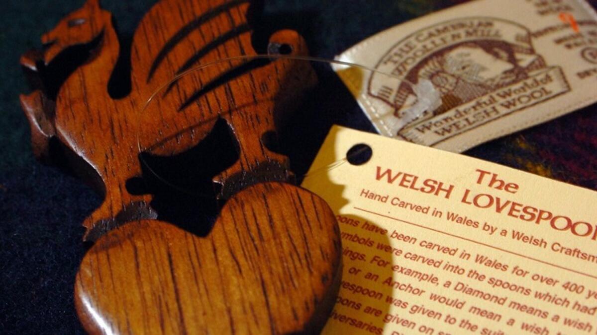 انجلترا: تضع النساء أوراق الغار في كل ركن من أركان وسادتهن في الليلة السابقة لعيد الحب. يشجع هذا المفهوم الأحلام الجميلة وكان يعتقد أن الفرد الذي ينفذ هذا التقليد سيرى زوج المستقبل أثناء نومه.