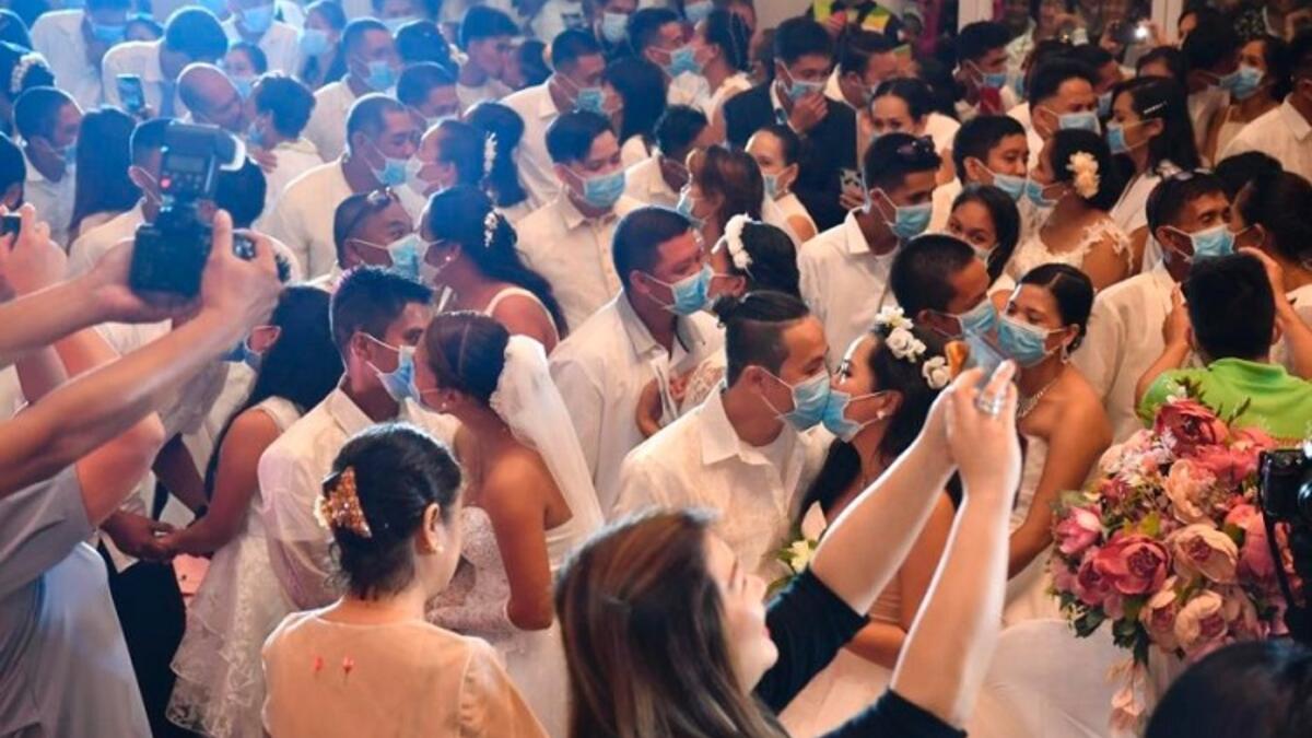 الفلبين: تقام حفلات زواج جماع في هذا اليوم تحديدًا باعتبار أن اليوم العالمي للحب هو الوقت المثالي للزواج. وتقام مراسم الزفاف الجماعي في كل مكان من الحدائق إلى مراكز التسوق وتميل أيضًا إلى جذب أولئك الذين تزوجوا لسنوات عديدة، والذين يستخدمون الاحتفال كفرصة لتجديد وعودهم.