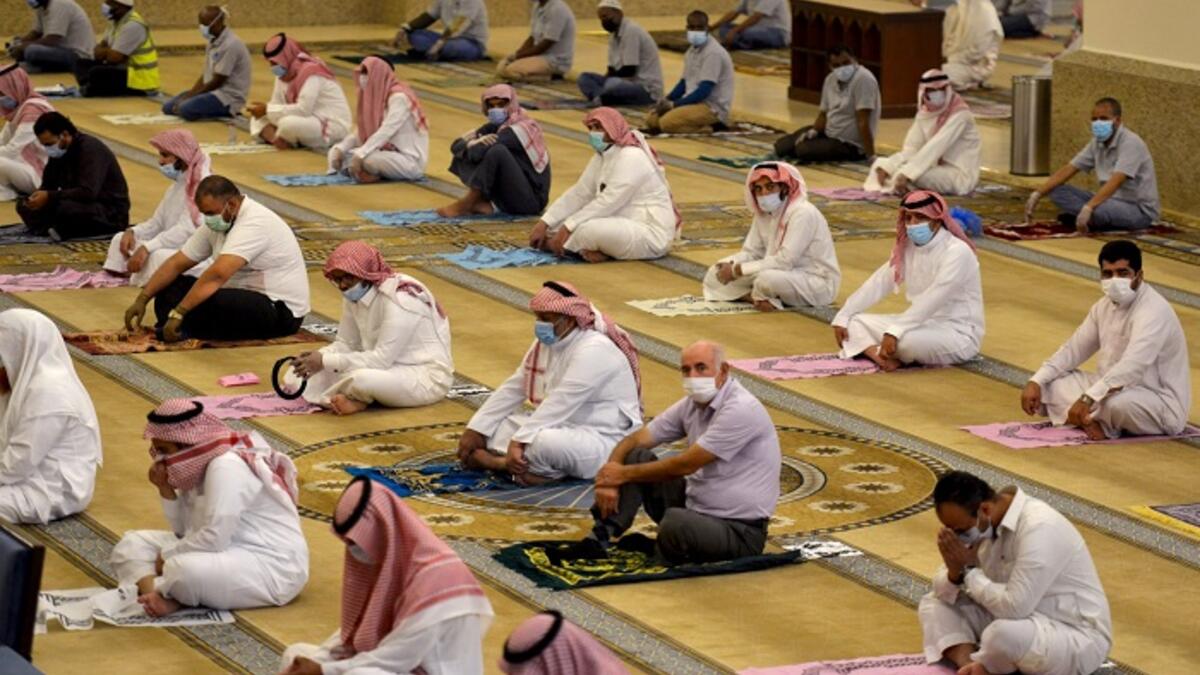 رفع صوت الموسيقى وتشغيلها أثناء أوقات ومواعيد إقامة الصلاة – 1000 ريال سعودي.