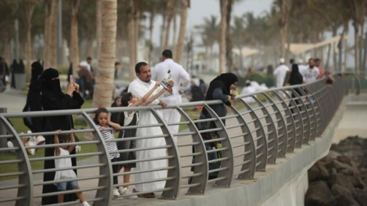 عدم الالتزام بالطوابير للانتظار في الأماكن العمومية – يستثنى من ذلك بعض الحالات من جهات معنية – 50 ريال سعودي.