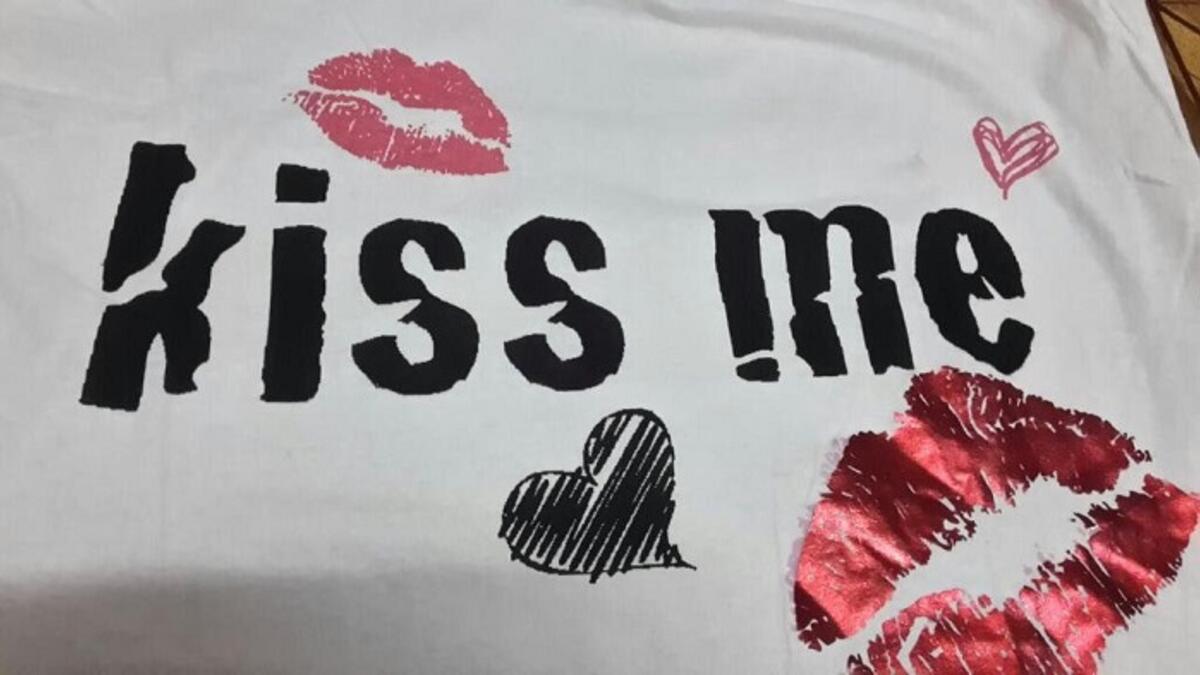 من لائحة الذوق العام أنه أي ملابس يتم ارتدائها في الأماكن العامة تحتوي على عبارات أو صور مخالفة وتخدش الحياء العام أو الذوق العام سيتم مخالفتها – 100 ريال سعودي.