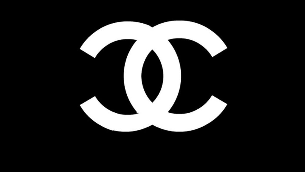 شانيل: أغلقت متاجرها في روسيا ولم تعد تقدم البضائع إلى هناك، كما أوقفت نشاط التجارة الإلكترونية في روسيا أيضًا.