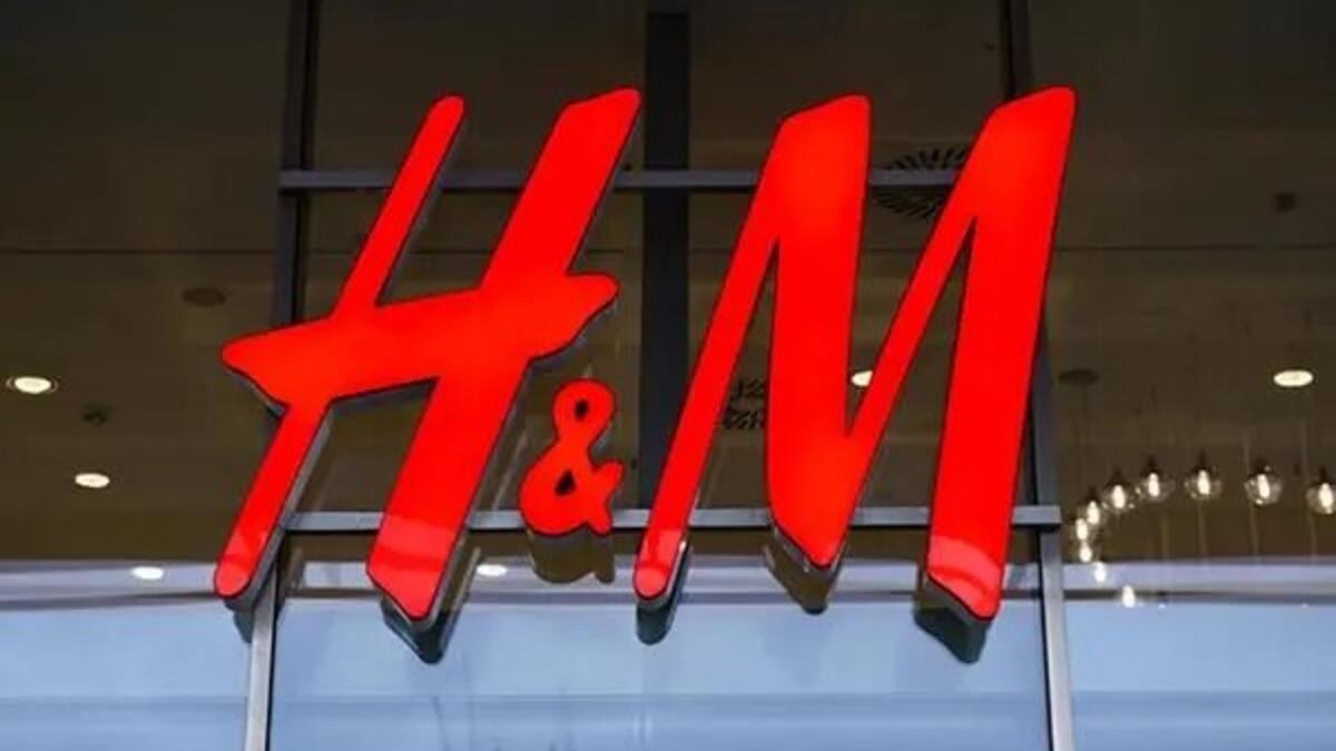 H&M: أغلقت متاجرها في أوكرانيا وأوقفت المبيعات مؤقتًا في روسيا.