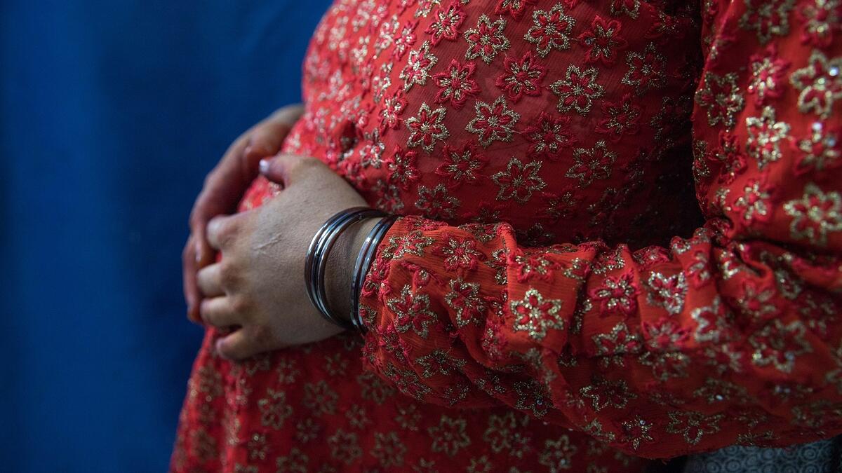 في أفغانستان أحد أعلى معدلات وفيات الأمهات في العالم، إذ تشير التقديرات إلى أن 4300 امرأة تموت سنويًا بسبب المضاعفات أثناء الحمل أو الولادة.