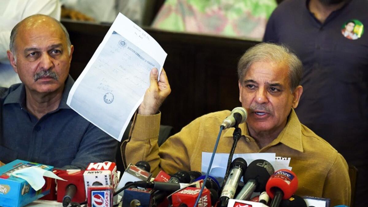 تسلم شهباز نفس منصبه السابق كرئيس لوزراء إقليم البنجاب، حتى 2017، حينما أقيل شقيقه من منصبه، على خلفية اتهامات بالفساد، ,كان أحد المرشحين لخلافته، لكنه خسر انتخابات 2018 أمام عمران خان، ليشغل بعدها منصب زعيم المعارضة ورئيس حزب الرابطة الإسلامية الباكستانية.