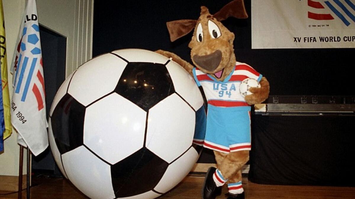 الجرو المهاجم: هو كلب، وهو من الحيوانات المشتركة الاليفة في الولايات المتحدة، وهو يرتدي زيًا كرة القدم حمراء وبيضاء وزرقاء مع عبارة "الولايات المتحدة الأمريكية 94.
