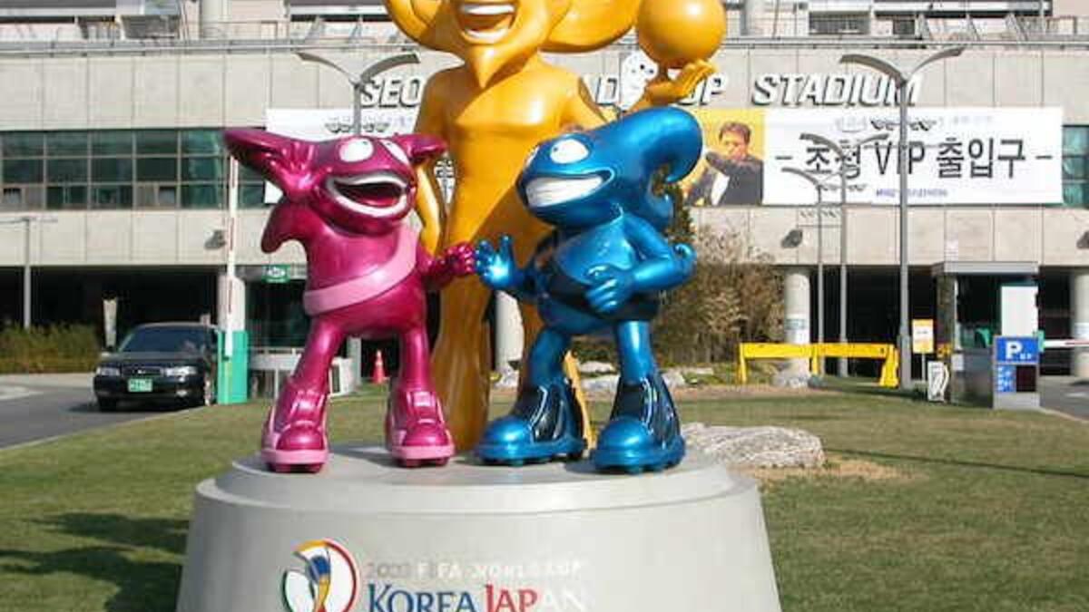 أتو وكاز ونيك: برتقالي وبنفسجي وأزرق وهي عبارة عن مخلوقات حاسوبية ولدت جميعا في رياضة كرة القدم الخيالية، أتو هو المدرب بينما كاز ونيك من اللاعبين.