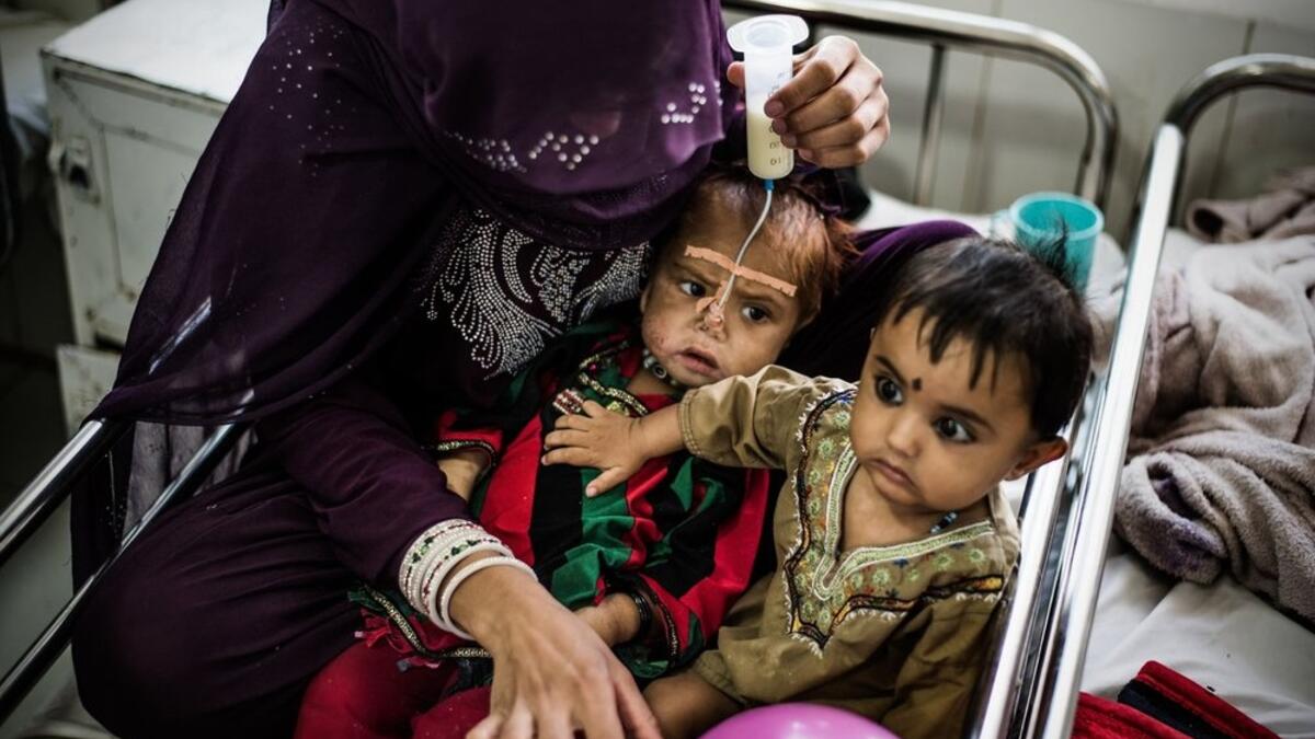 في أفغانستان مستشفى واحد في ولاية هلمند حيث تقدم المنظمة رعاية الأم والطفل إلى التطعيمات وعلاج سوء التغذية، بالإضافة إلى مشفى للولادة في محافظة خوست الريفية حيث يتركز عمل المنظمة على الولادات المعقدة.