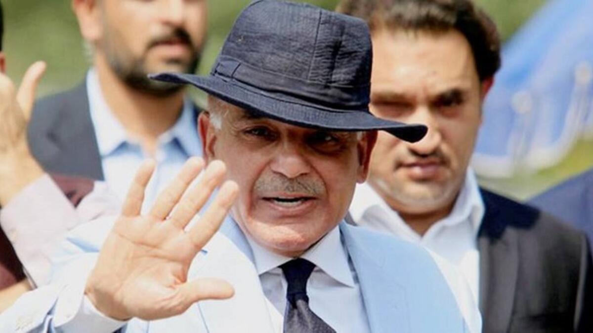 في 1990 انتخب عضوًا في الجمعية العامة للبلاد (البرلمان)، عندما فاز شقيقه نواز لأول مرة بمنصب رئيس للوزراء.