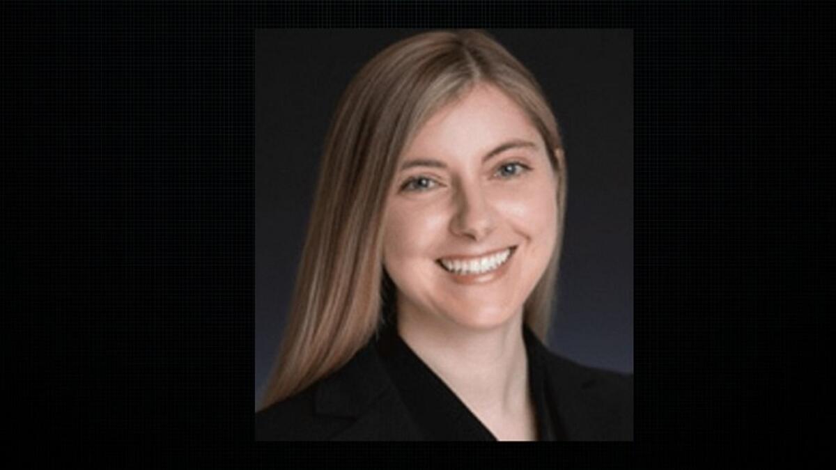 ستيفاني كالنان: تخرجت من كلية الحقوق بجامعة بوسطن، وانضمت إلى شركة براون رودنيك للمحاماة في عام 2016، كما أنها عضو في "اللجنة التوجيهية لمبادرة المرأة" التابعة للشركة.