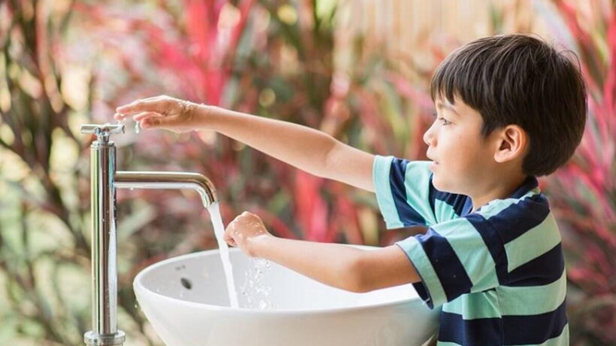 الوقاية منه: غسل اليدين مهم جدًا لمنع انتشار الفيروس، ويجب على المصابين عدم الذهاب إلى العمل أو الحضانة أو المدرسة.