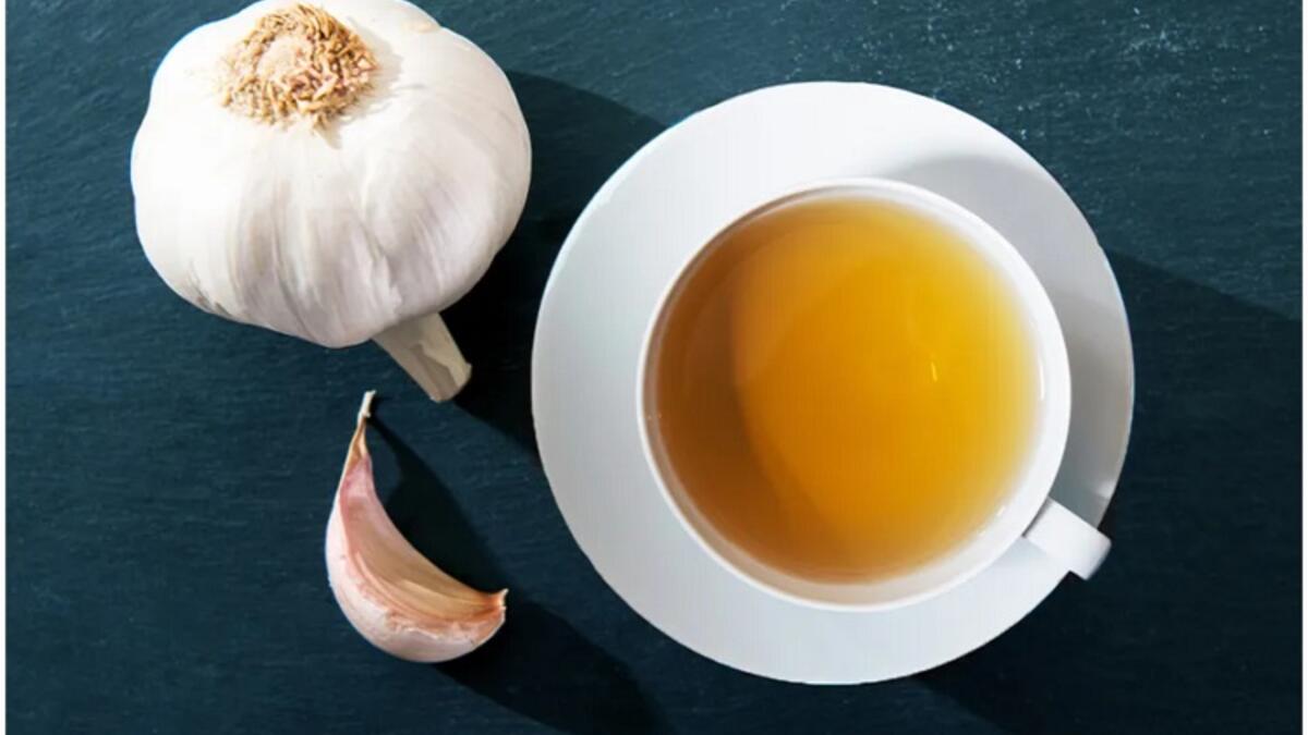 شاي الثوم: يقدم شاي الثوم فوائد صحية كبيرة للجسم.