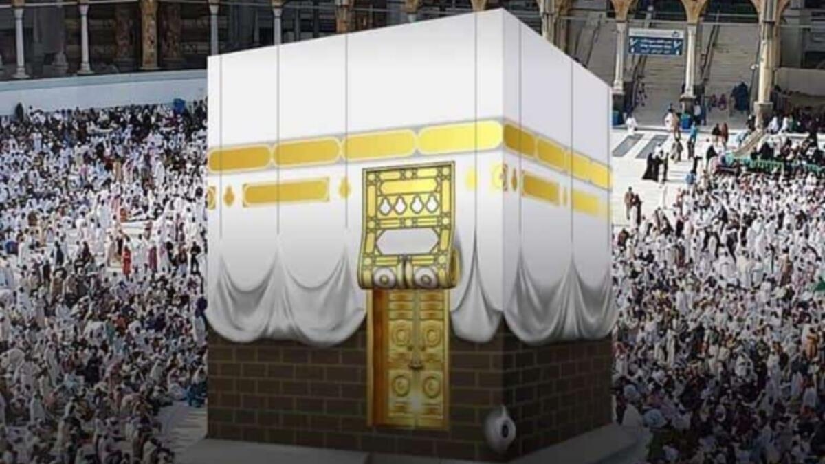 اللون الأبيض: خلال الدولة العباسية، كُسيت الكعبة المشرفة باللون الأبيض، ومن ثم باللون الأحمر.