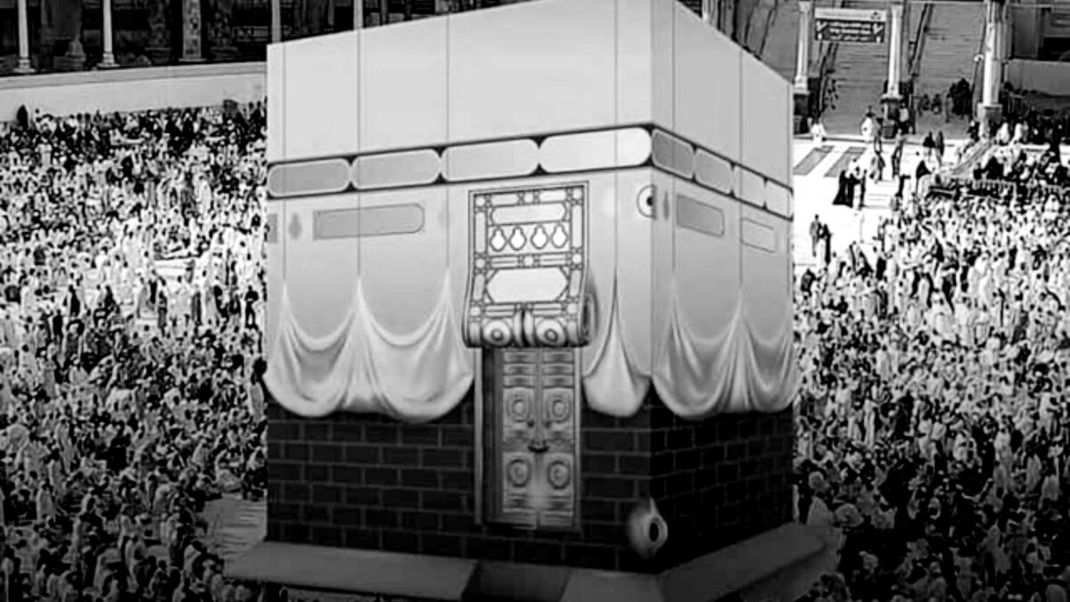 اللون البني الفاتح: كسا النبي إبراهيم عليه السلام بيت الله الحرام باللون البني الفاتح، وكانت كسوة من جلد الماعز، إذ كان البناء حينها صغيرًا.