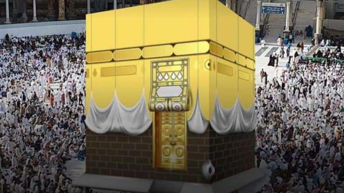 الأصفر: تناوب الخلفاء والحكام والملوك على كسوة الكعبة المشرفة، بألوان مختلفة، أبرزها الألوان الأصفر، الذي كست به أيام الفاطميين، فكساها السلطان محمد بن سبكتكين الغزنوي، ديباجًا باللون الأصفر.