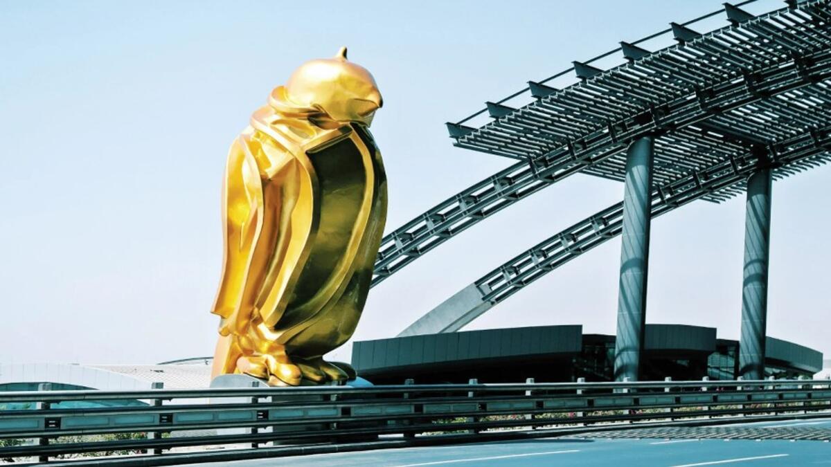 منحوتة صقر: للفنان الهولندي توم كلاسن - مستلهمة من انحناءات الخط العربي وطيات الملابس العربية التقليدية.